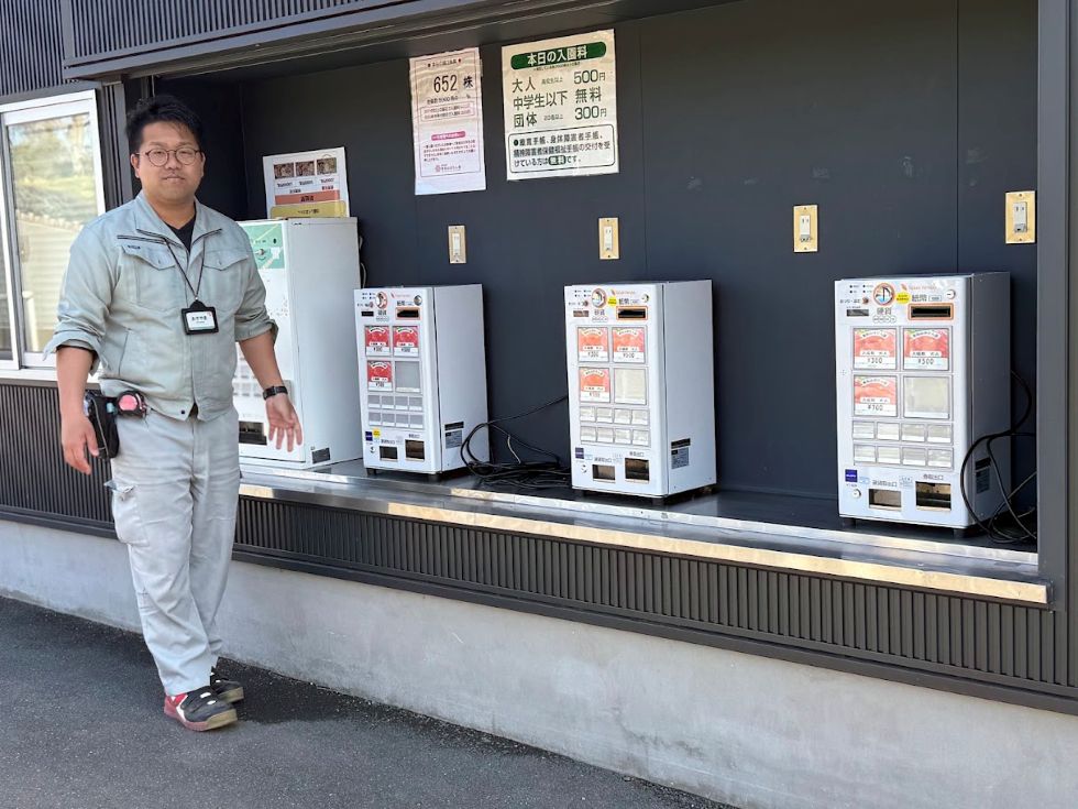 東松山市役所のぼたん園へ自社便で設置搬入 操作レクチャーも同時に行いました