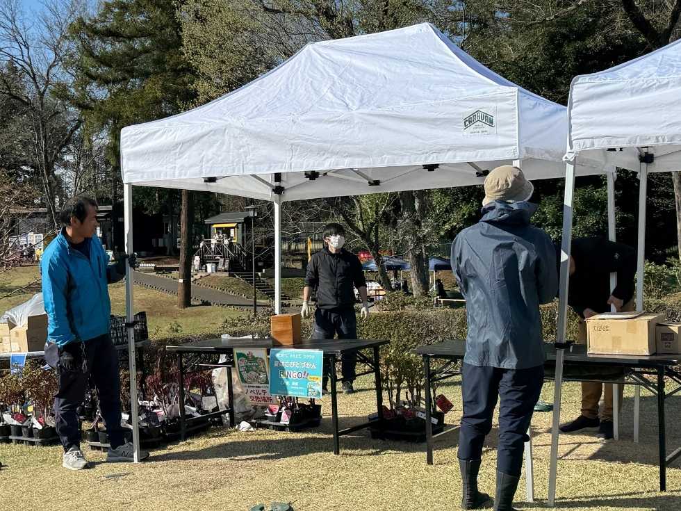 東松山市の牡丹園で、業務用テントを設営する風景