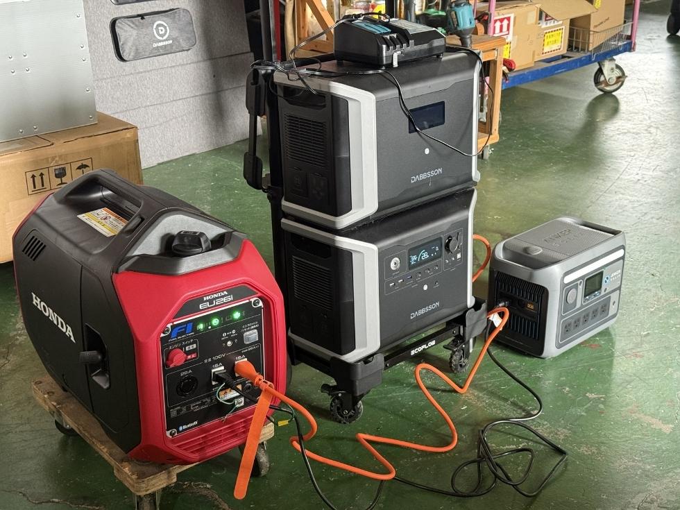 レンタル用発電機とポータブル電源を出荷前に動作確認する様子