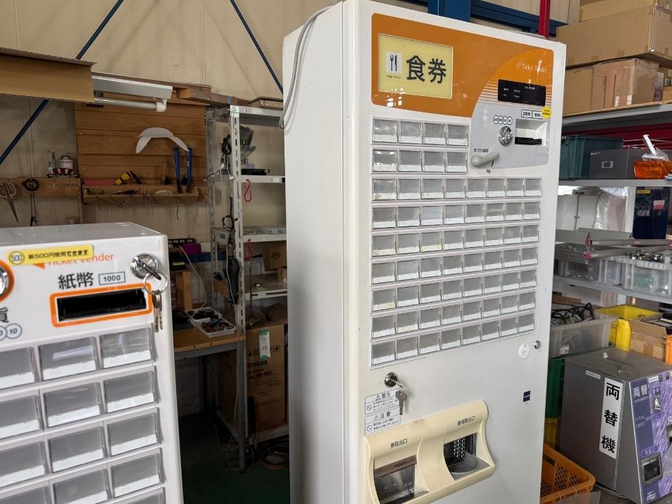 グローリー券売機VT-B10の斜め外観