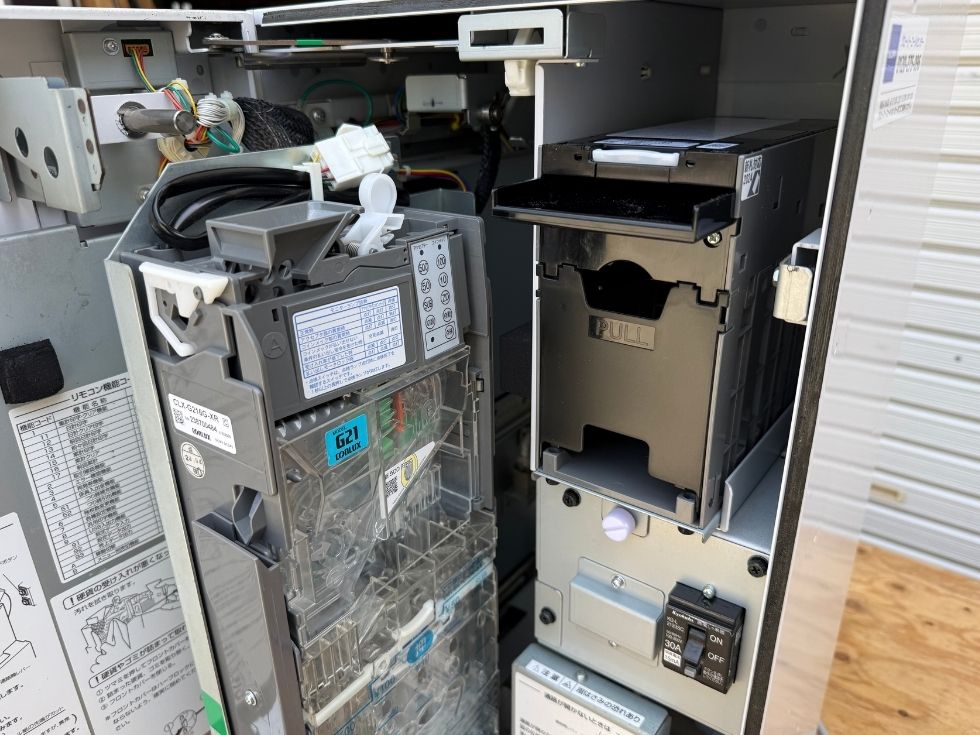 グローリー券売機VT-S10の内部・識別機とコインメックを撮影