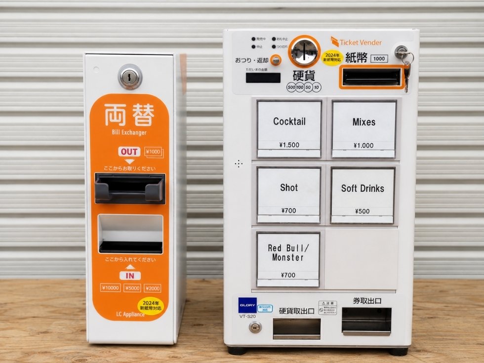 両替機エルシーアプライアンス STREX55と券売機VT-S20を並べた画像
